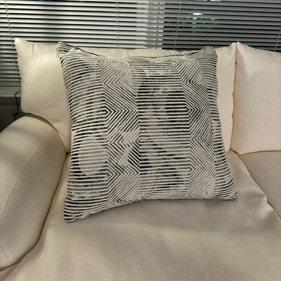 Abstract printed pillow - Picture 1 of 4